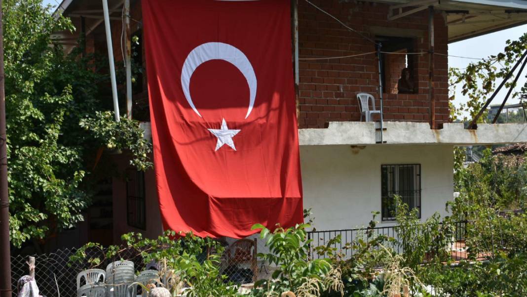 Pençe şehidi son yolculuğuna uğurlandı... Babaya son bakış 4
